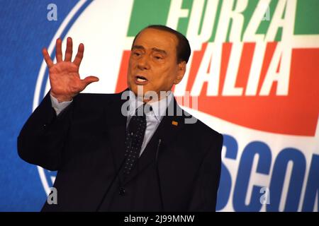 Neapel, Italien. 21.. Mai 2022. Silvio Berlusconi, Präsident der Partei Forza Italia, Rede zum Abschluss des von der Partei Forza Italia und der Europäischen Popolarpartei in Neapel organisierten Kongresses „L'Italia del futuro la Forza che unisce“. Quelle: Pacific Press Media Production Corp./Alamy Live News Stockfoto