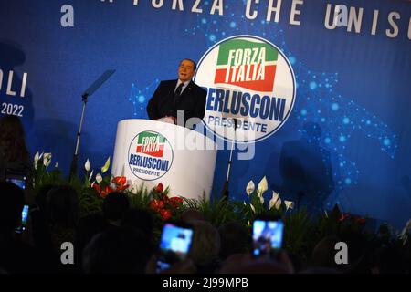 Neapel, Italien. 21.. Mai 2022. Silvio Berlusconi, Präsident der Partei Forza Italia, Rede zum Abschluss des von der Partei Forza Italia und der Europäischen Popolarpartei in Neapel organisierten Kongresses „L'Italia del futuro la Forza che unisce“. Quelle: Pacific Press Media Production Corp./Alamy Live News Stockfoto