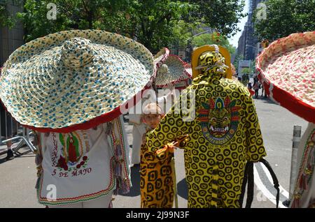 New York, Usa. 21.. Mai 2022. Mexikanische Tanzgruppe tanzt am Broadway in New York City während der jährlichen Dance Parade am 21. Mai 2022. Quelle: Pacific Press Media Production Corp./Alamy Live News Stockfoto