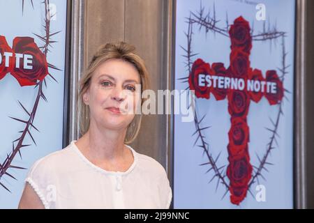 Roma, Italien. 21.. Mai 2022. Die italienische Schauspielerin Margherita Buy im Quattro Fontane Kino in Rom, vor der Vorstellung des Films 'Esterno Notte' Quelle: Pacific Press Media Production Corp./Alamy Live News Stockfoto