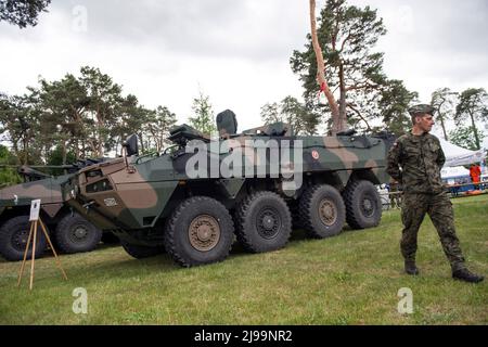 Militärfahrzeuge werden beim Militär-Picknick ausgestellt. Die Rekrutierung für den neuen freiwilligen allgemeinen Militärdienst Polens beginnt im Mai 21., da die Regierung versucht, die Größe ihrer Streitkräfte zu verdoppeln. Das Verteidigungsministerium hat Einzelheiten zu den Bedingungen für den einjährigen Dienst bekannt gegeben, einschließlich Gehälter und Leistungen.die Einführung eines freiwilligen grundlegenden Militärdienstes wurde durch das Heimatschutzgesetz vorgesehen, Das ursprünglich von der Regierung im Oktober vorgeschlagen, aber kurz nach der russischen Invasion in der Ukraine in Kraft gesetzt wurde. (Foto von Attila Husejnow/SOPA Images/Sipa USA) Stockfoto