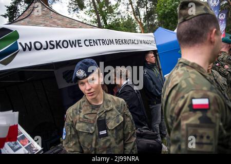 Beim Militär-Picknick ist ein Stand mit dem Militärrekrutierungszentrum zu sehen. Die Rekrutierung für den neuen freiwilligen allgemeinen Militärdienst Polens beginnt im Mai 21., da die Regierung versucht, die Größe ihrer Streitkräfte zu verdoppeln. Das Verteidigungsministerium hat Einzelheiten zu den Bedingungen für den einjährigen Dienst bekannt gegeben, einschließlich Gehälter und Leistungen.die Einführung eines freiwilligen grundlegenden Militärdienstes wurde durch das Heimatschutzgesetz vorgesehen, Das ursprünglich von der Regierung im Oktober vorgeschlagen, aber kurz nach der russischen Invasion in der Ukraine in Kraft gesetzt wurde. (Foto von Attila Husejnow/SO Stockfoto