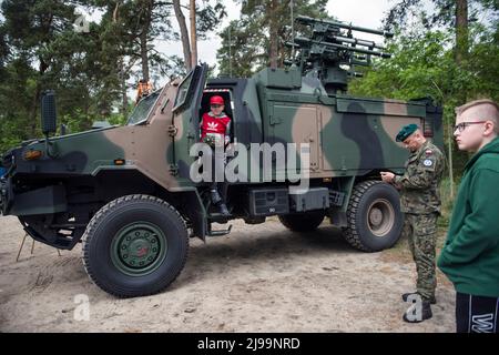 Beim Militär-Picknick in Kozienice werden Kinder beobachtet, wie sie ein Militärfahrzeug bewundern. Die Rekrutierung für den neuen freiwilligen allgemeinen Militärdienst Polens beginnt im Mai 21., da die Regierung versucht, die Größe ihrer Streitkräfte zu verdoppeln. Das Verteidigungsministerium hat Einzelheiten zu den Bedingungen für den einjährigen Dienst bekannt gegeben, einschließlich Gehälter und Leistungen.die Einführung eines freiwilligen grundlegenden Militärdienstes wurde durch das Heimatschutzgesetz vorgesehen, Das ursprünglich von der Regierung im Oktober vorgeschlagen, aber kurz nach der russischen Invasion in der Ukraine in Kraft gesetzt wurde. (Foto von Attila Husejno Stockfoto