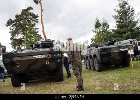 Militärfahrzeuge werden beim Militär-Picknick ausgestellt. Die Rekrutierung für den neuen freiwilligen allgemeinen Militärdienst Polens beginnt im Mai 21., da die Regierung versucht, die Größe ihrer Streitkräfte zu verdoppeln. Das Verteidigungsministerium hat Einzelheiten zu den Bedingungen für den einjährigen Dienst bekannt gegeben, einschließlich Gehälter und Leistungen.die Einführung eines freiwilligen grundlegenden Militärdienstes wurde durch das Heimatschutzgesetz vorgesehen, Das ursprünglich von der Regierung im Oktober vorgeschlagen, aber kurz nach der russischen Invasion in der Ukraine in Kraft gesetzt wurde. (Foto von Attila Husejnow/SOPA Images/Sipa USA) Stockfoto