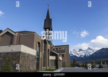 Die Schrein-Kirche unserer Lieben Frau der Rockies. Außenansicht des modernen römisch-katholischen Kirchengebäudes in der Stadt Canmore, Alberta, den kanadischen Rocky Mountains Stockfoto