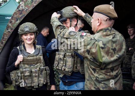 Zivilisten versuchen beim Militär-Picknick an militärischer Ausrüstung. Die Rekrutierung für den neuen freiwilligen allgemeinen Militärdienst Polens beginnt im Mai 21., da die Regierung versucht, die Größe ihrer Streitkräfte zu verdoppeln. Das Verteidigungsministerium hat Einzelheiten zu den Bedingungen für den einjährigen Dienst bekannt gegeben, einschließlich Gehälter und Leistungen.die Einführung eines freiwilligen grundlegenden Militärdienstes wurde durch das Heimatschutzgesetz vorgesehen, Das ursprünglich von der Regierung im Oktober vorgeschlagen, aber kurz nach der russischen Invasion in der Ukraine in Kraft gesetzt wurde. (Foto von Attila Husejnow/SOPA Images/ Stockfoto