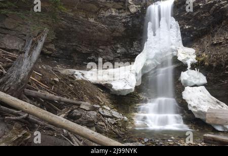 Troll Falls, Schmelztiegel gefrorener Wasserfall-Kaskade in Alberta Kananaskis Country, Canadian Rocky Mountains Stockfoto