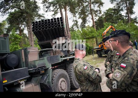 Kozienice, Mazowieckie, Polen. 21.. Mai 2022. Beim Militär-Picknick ist ein mobiler Raketenwerfer zu sehen. Die Rekrutierung für den neuen freiwilligen allgemeinen Militärdienst Polens beginnt im Mai 21., da die Regierung versucht, die Größe ihrer Streitkräfte zu verdoppeln. Das Verteidigungsministerium hat Einzelheiten zu den Bedingungen für den einjährigen Dienst bekannt gegeben, einschließlich Gehälter und Leistungen.die Einführung eines freiwilligen grundlegenden Militärdienstes wurde durch das Heimatschutzgesetz vorgesehen, Das ursprünglich von der Regierung im Oktober vorgeschlagen, aber kurz nach der russischen Invasion in der Ukraine in Kraft gesetzt wurde. ( Stockfoto