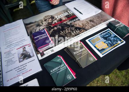 Kozienice, Mazowieckie, Polen. 21.. Mai 2022. Flyer über die polnische Armee sind beim Militär-Picknick zu sehen. Die Rekrutierung für den neuen freiwilligen allgemeinen Militärdienst Polens beginnt im Mai 21., da die Regierung versucht, die Größe ihrer Streitkräfte zu verdoppeln. Das Verteidigungsministerium hat Einzelheiten zu den Bedingungen für den einjährigen Dienst bekannt gegeben, einschließlich Gehälter und Leistungen.die Einführung eines freiwilligen grundlegenden Militärdienstes wurde durch das Heimatschutzgesetz vorgesehen, Das ursprünglich von der Regierung im Oktober vorgeschlagen, aber kurz nach der russischen Invasion in der Ukraine in Kraft gesetzt wurde. Stockfoto