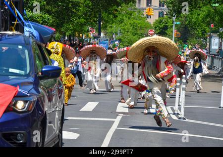 New York, New York, USA. 21.. Mai 2022. Mexikanische Tanzgruppe tanzt am Broadway in New York City während der jährlichen Dance Parade am 21. Mai 2022. (Bild: © Ryan Rahman/Pacific Press via ZUMA Press Wire) Stockfoto