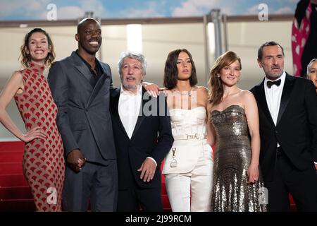 Doria Tillier, Jean-Pascal Zadi, Alain Chabat, Adele Exarchopoulos, Anais Demoustier und Gilles Lellouche besuchen die Vorführung von Smoking Causes Husten während des jährlichen Filmfestivals in Cannes 75. im Palais des Festivals am 21. Mai 2022 in Cannes, Frankreich. Foto von David Niviere/ABACAPRESS.COM Stockfoto