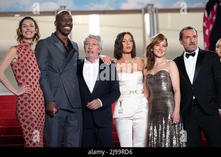 Doria Tillier, Jean-Pascal Zadi, Alain Chabat, Adele Exarchopoulos, Anais Demoustier und Gilles Lellouche besuchen die Vorführung von Smoking Causes Husten während des jährlichen Filmfestivals in Cannes 75. im Palais des Festivals am 21. Mai 2022 in Cannes, Frankreich. Foto von David Niviere/ABACAPRESS.COM Stockfoto