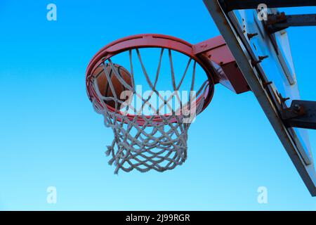 Basketballkorb gegen den blauen Himmel Stockfoto