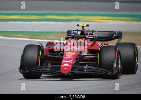 Barcelona, Spanien. 21.. Mai 2022. Der spanische Ferrari-Pilot Carlos Sainz Jr fährt am 21. Mai 2022 während des Qualifyings des Großen Preises der spanischen Formel 1 auf dem Circuit de Catalunya, Barcelona, Spanien. Quelle: Meng Dingbo/Xinhua/Alamy Live News Stockfoto