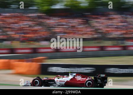 Barcelona, Spanien. 21.. Mai 2022. Zhou Guanyu von Alfa Romeo aus China fährt während des Qualifyings des Großen Preises der spanischen Formel 1 am 21. Mai 2022 auf dem Circuit de Catalunya, Barcelona, Spanien. Quelle: Meng Dingbo/Xinhua/Alamy Live News Stockfoto