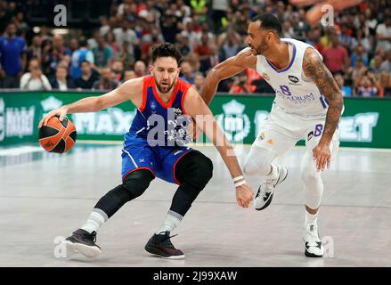 Belgrad, Serbien. 21.. Mai 2022. Anadolu Efes' Vasilije Micic (L) steht am 21. Mai 2022 im Finale des EuroLeague Final Four-Basketballspiels zwischen Real Madrid und Anadolu Efes in Belgrad, Serbien, mit Adam Hanga von Real Madrid auf dem Spiel. Kredit: Predrag Milosavljevic/Xinhua/Alamy Live Nachrichten Stockfoto