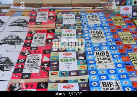 Bücher in türkischer Sprache auf einem Tisch zum Verkauf auf einer Buchmesse Stockfoto