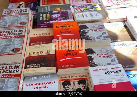 Bücher in türkischer Sprache auf einem Tisch zum Verkauf auf einer Buchmesse Stockfoto