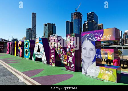 Brisbane Australien / die Brisbane Skyline mit dem farbenfrohen, großen Brisbane Schild. Stockfoto