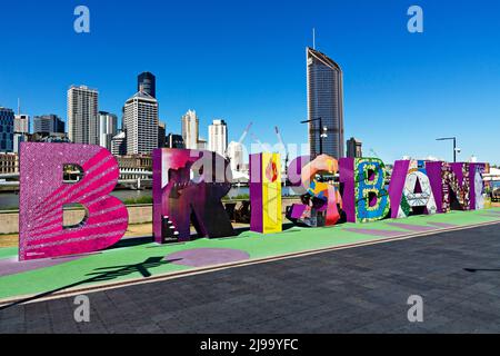 Brisbane Australien / die Brisbane Skyline mit dem farbenfrohen, großen Brisbane Schild. Stockfoto