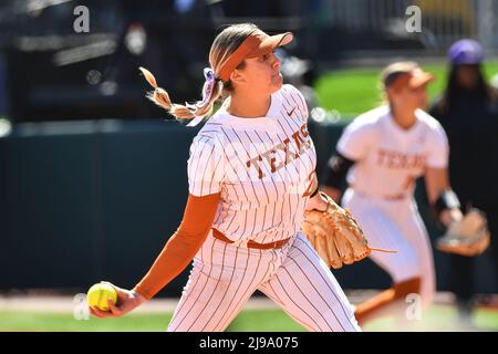 Seattle, WA, USA. 21.. Mai 2022. Der Texas Pitcher Hailey Dolcini während des regionalen NCAA-Softballspiels zwischen den Texas Longhorns und den Washington Huskies im Husky Softball Stadium in Seattle, WA. Texas besiegte Washington 8 - 2. Steve Faber/CSM/Alamy Live News Stockfoto