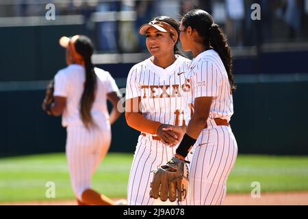 Seattle, WA, USA. 21.. Mai 2022. Texas Infielder Alyssa Washington während des regionalen NCAA-Softballspiels zwischen den Texas Longhorns und den Washington Huskies im Husky Softball Stadium in Seattle, WA. Texas besiegte Washington 8 - 2. Steve Faber/CSM/Alamy Live News Stockfoto