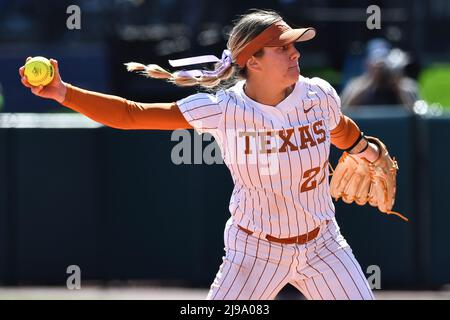 Seattle, WA, USA. 21.. Mai 2022. Der Texas Pitcher Hailey Dolcini während des regionalen NCAA-Softballspiels zwischen den Texas Longhorns und den Washington Huskies im Husky Softball Stadium in Seattle, WA. Texas besiegte Washington 8 - 2. Steve Faber/CSM/Alamy Live News Stockfoto