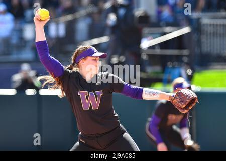 Seattle, WA, USA. 21.. Mai 2022. Der Washington Pitcher Pat Moore während des regionalen NCAA-Softballspiels zwischen den Texas Longhorns und den Washington Huskies im Husky Softball Stadium in Seattle, WA. Texas besiegte Washington 8 - 2. Steve Faber/CSM/Alamy Live News Stockfoto