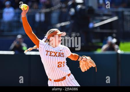 Seattle, WA, USA. 21.. Mai 2022. Der Texas Pitcher Hailey Dolcini während des regionalen NCAA-Softballspiels zwischen den Texas Longhorns und den Washington Huskies im Husky Softball Stadium in Seattle, WA. Texas besiegte Washington 8 - 2. Steve Faber/CSM/Alamy Live News Stockfoto