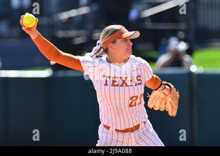 Seattle, WA, USA. 21.. Mai 2022. Der Texas Pitcher Hailey Dolcini während des regionalen NCAA-Softballspiels zwischen den Texas Longhorns und den Washington Huskies im Husky Softball Stadium in Seattle, WA. Texas besiegte Washington 8 - 2. Steve Faber/CSM/Alamy Live News Stockfoto