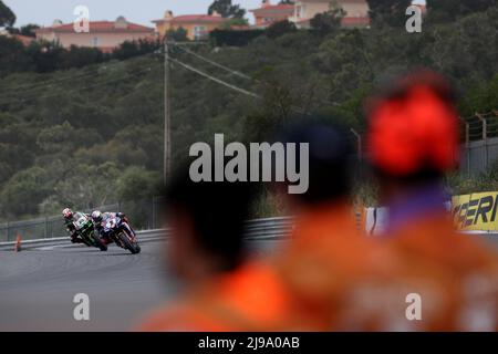 Cascais. 21.. Mai 2022. Der türkische Toprak Razgatlioglu von Pata Yamaha tritt mit Brixx WorldSBK (R) und dem Briten Jonathan Rea vom Kawasaki Racing Team WorldSBK am 21. Mai 2022 im Circuito Estoril in Cascais, Portugal, an dem Rennen 1 der FIM Superbike-Weltmeisterschaft an. Quelle: Pedro Fiuza/Xinhua/Alamy Live News Stockfoto