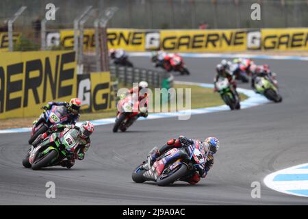 Cascais. 21.. Mai 2022. Der türkische Toprak Razgatlioglu von Pata Yamaha mit Brixx WorldSBK (Front R) tritt beim Rennen 1 der FIM Superbike-Weltmeisterschaft am 21. Mai 2022 auf dem Circuito Estoril in Cascais, Portugal, an. Quelle: Pedro Fiuza/Xinhua/Alamy Live News Stockfoto