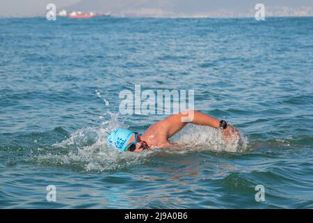 (220522) -- KAPSTADT, 22. Mai 2022 (Xinhua) -- der südafrikanische Mann Howard Warrington schwimmt am 21. Mai 2022 im Meer von Robben Island bis zur Küste in Kapstadt, Südafrika. Der südafrikanische Mann Howard Warrington beendete am Samstagmorgen seine Überfahrt im Jahr 100. von der berühmten Robben Island zum Ufer in Kapstadt, um Gelder für Cape of Good Hope SPCA (Society for the Prevention of Cruelty to Animals), eine Tierschutzorganisation, zu sammeln. (Foto von Francisco Scarbar/Xinhua) Stockfoto