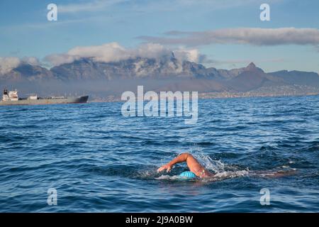 (220522) -- KAPSTADT, 22. Mai 2022 (Xinhua) -- der südafrikanische Mann Howard Warrington schwimmt am 21. Mai 2022 im Meer von Robben Island bis zur Küste in Kapstadt, Südafrika. Der südafrikanische Mann Howard Warrington beendete am Samstagmorgen seine Überfahrt im Jahr 100. von der berühmten Robben Island zum Ufer in Kapstadt, um Gelder für Cape of Good Hope SPCA (Society for the Prevention of Cruelty to Animals), eine Tierschutzorganisation, zu sammeln. (Foto von Francisco Scarbar/Xinhua) Stockfoto