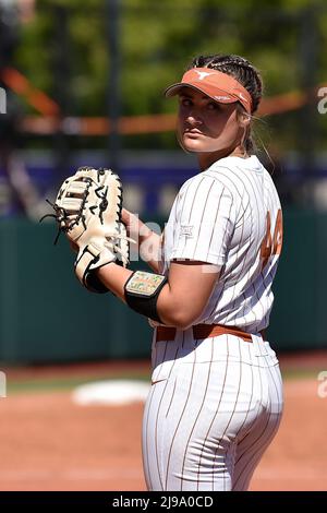 Seattle, WA, USA. 21.. Mai 2022. Die texanische Katie Cimusz während des regionalen NCAA-Softballspiels zwischen den Texas Longhorns und den Washington Huskies im Husky Softball Stadium in Seattle, WA. Texas besiegte Washington 8 - 2. Steve Faber/CSM/Alamy Live News Stockfoto