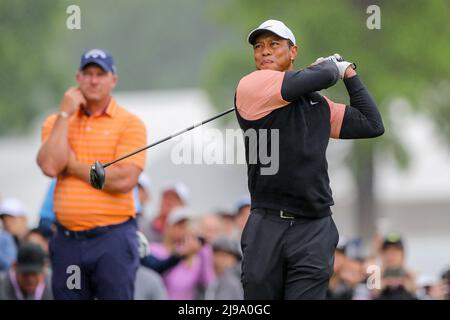 Tulsa, OK, USA. 21.. Mai 2022. Tiger Woods trifft seinen Abschlag auf das 9.-Loch während der dritten Runde der 2022 PGA Championship im Southern Hills Country Club in Tulsa, OK. Gray Siegel/Cal Sport Media/Alamy Live News Stockfoto