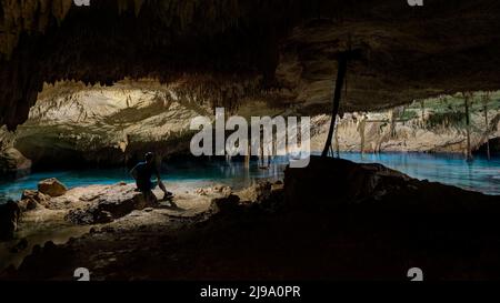 Mann in Taak Bi Ha Cenote, Riviera Maya, Playa del Carmen, Mexiko Stockfoto