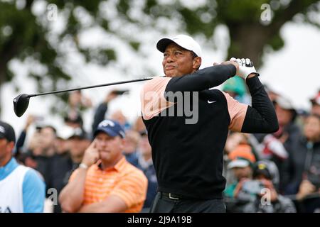 Tulsa, Oklahoma, USA. 21.. Mai 2022. TIGER WOODS trifft in der dritten Runde des PGA Championship-Golfturniers im Southern Hills Country Club einen Schuss auf das 4.-Loch. (Bild: © Shane Cossey/ZUMA Press Wire) Stockfoto