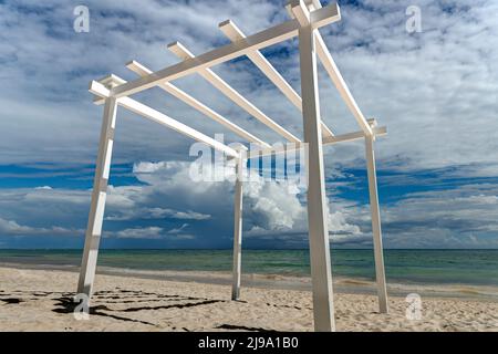 Pavillon am Strand von Kantenah, Riviera Maya, Mexiko Stockfoto