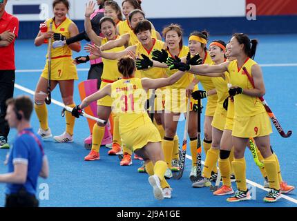 London, Großbritannien. 21.. Mai 2022. Der chinesische Zhong Jiaqi (PLATZ 31) feiert mit seinen Teamkollegen, nachdem er beim Schießerei während des FIH Pro League-Spiels zwischen China und England in London, Großbritannien, 21. Mai 2022, einen Treffer erzielte. Die chinesische Hockeymannschaft der Frauen schlug hier am Samstag die Nummer vier der Welt, England 4-3, und behauptete ihren ersten Sieg in der FIH Pro League dieser Saison. Kredit: Li Ying/Xinhua/Alamy Live Nachrichten Stockfoto