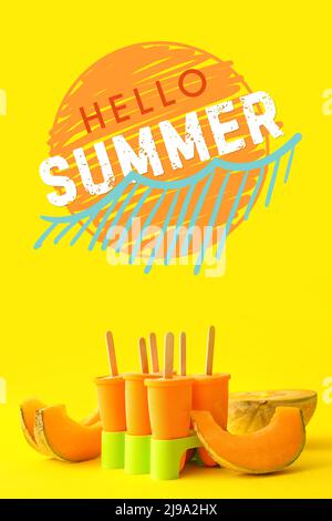 Leckeres Meloneneis mit Text HALLO SOMMER auf gelbem Hintergrund Stockfoto