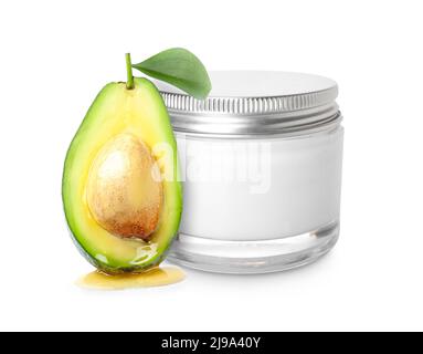 Kosmetische Creme mit Extrakt aus Avocado isoliert auf weiß Stockfoto