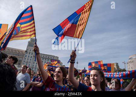Barcelona, Spanien. 21.. Mai 2022. Zwei Unterstützer des Barcelona Women's Soccer Club werden vor dem Start des Spiels mit Fahnen gesehen. Anhänger des Barcelona Women's Soccer Club versammelten sich auf der Plaza Catalunya, um auf einer riesigen Leinwand das Finale der Champions League der Frauen zwischen der Olympique der Frauen in Lyon und dem FC Barcelona Women zu verfolgen. Endergebnis Olympique of Lyon Women 3-1 FC Barcelona Women. (Foto von Paco Freire/SOPA Images/Sipa USA) Quelle: SIPA USA/Alamy Live News Stockfoto