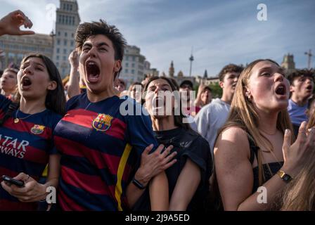 Barcelona, Spanien. 21.. Mai 2022. Die Fans des Barcelona Women's Soccer Club werden gesehen, wie sie das Ziel ihres Teams feiern. Anhänger des Barcelona Women's Soccer Club versammelten sich auf der Plaza Catalunya, um auf einer riesigen Leinwand das Finale der Champions League der Frauen zwischen der Olympique der Frauen in Lyon und dem FC Barcelona Women zu verfolgen. Endergebnis Olympique of Lyon Women 3-1 FC Barcelona Women. Kredit: SOPA Images Limited/Alamy Live Nachrichten Stockfoto