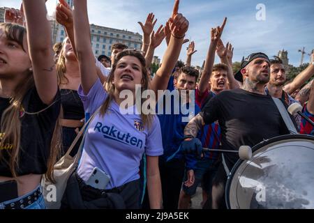 Barcelona, Spanien. 21.. Mai 2022. Die Fans des Barcelona Women's Soccer Club werden in ihrem Team jubeln sehen. Anhänger des Barcelona Women's Soccer Club versammelten sich auf der Plaza Catalunya, um auf einer riesigen Leinwand das Finale der Champions League der Frauen zwischen der Olympique der Frauen in Lyon und dem FC Barcelona Women zu verfolgen. Endergebnis Olympique of Lyon Women 3-1 FC Barcelona Women. Kredit: SOPA Images Limited/Alamy Live Nachrichten Stockfoto