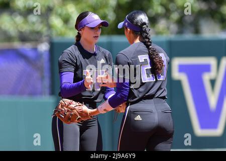 Seattle, WA, USA. 21.. Mai 2022. Der Washington Infielder Kinsey Fiedler und ein weiterer Spieler während des regionalen NCAA-Softballspiels zwischen den Texas Longhorns und den Washington Huskies im Husky Softball Stadium in Seattle, WA. Texas besiegte Washington 8-2. Steve Faber/CSM/Alamy Live News Stockfoto