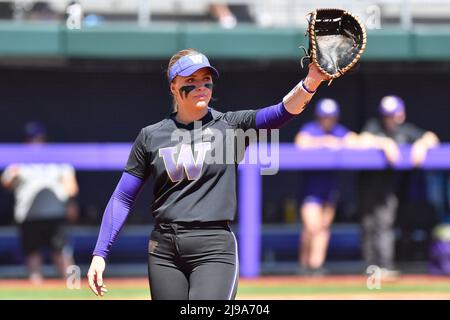 Seattle, WA, USA. 21.. Mai 2022. Washington erste Basis Brooke Nelson während des NCAA regionalen Softballspiels zwischen den Texas Longhorns und Washington Huskies im Husky Softball Stadium in Seattle, WA. Texas besiegte Washington 8-2. Steve Faber/CSM/Alamy Live News Stockfoto