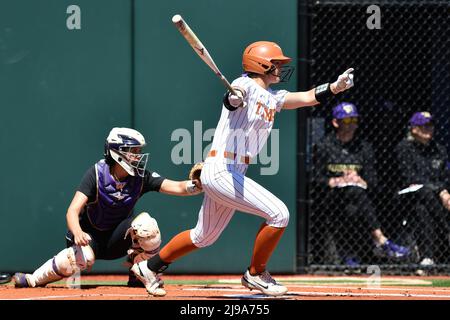 Seattle, WA, USA. 21.. Mai 2022. Der texanische Infeldspieler McKinzie Parker auf der Platte während des regionalen NCAA-Softballspiels zwischen den Texas Longhorns und den Washington Huskies im Husky Softball Stadium in Seattle, WA. Texas besiegte Washington 8-2. Steve Faber/CSM/Alamy Live News Stockfoto