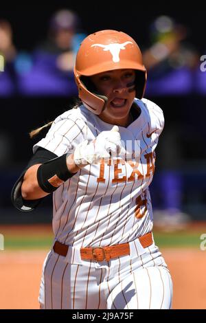 Seattle, WA, USA. 21.. Mai 2022. Texas Outfielder Bella Dayton während des regionalen NCAA-Softballspiels zwischen den Texas Longhorns und den Washington Huskies im Husky Softball Stadium in Seattle, WA. Texas besiegte Washington 8-2. Steve Faber/CSM/Alamy Live News Stockfoto