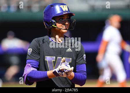 Seattle, WA, USA. 21.. Mai 2022. Der Washingtoner Infeldspieler Kinsey Fiedler war zuerst beim regionalen NCAA-Softballspiel zwischen den Texas Longhorns und den Washington Huskies im Husky Softball Stadium in Seattle, WA. Texas besiegte Washington 8 - 2. Steve Faber/CSM/Alamy Live News Stockfoto